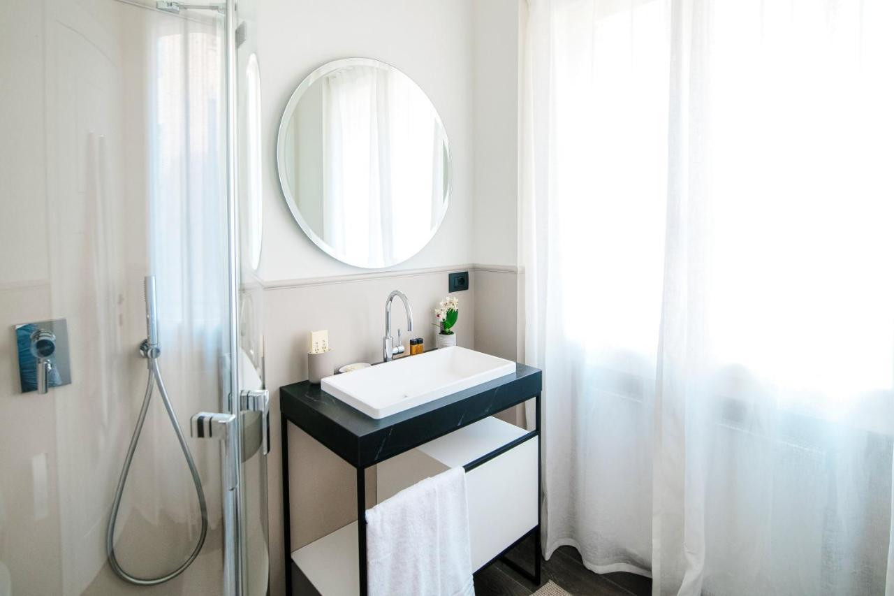 In Centro Luxury Rooms Комо Экстерьер фото