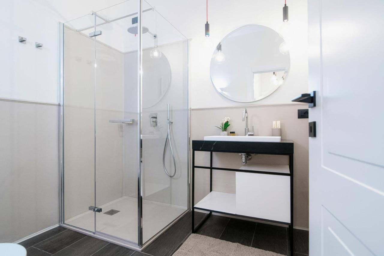 In Centro Luxury Rooms Комо Экстерьер фото